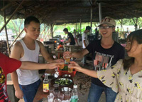 東莞農(nóng)家樂(lè)里學(xué)包粽子大家一起過(guò)端午